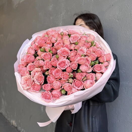 Кустовые розы букет из 35 штук