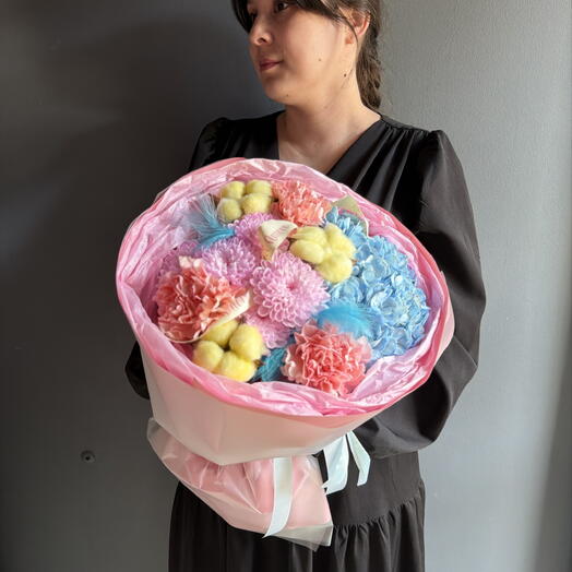 Дофаминовый букет с голубой гортензией, сортовой гвоздики, и кустовой хризантемы в розовой упаковке