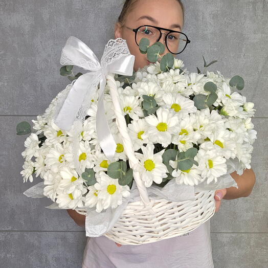 Корзина с хризантемами 🤍
Корзина с ромашками и эвкалиптом🌿