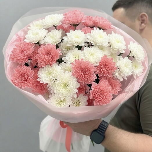 Букет из розовых и белых хризантем