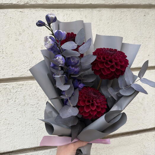 Букет из георгин, дельфиниума и эвкалипта от XOFLOWERS