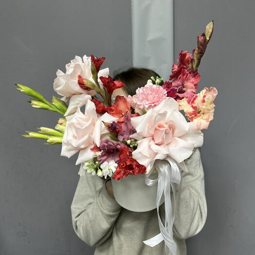 Французские Розы, Гладиолусы и Кружевные Диантусы в шляпной коробке 🌸