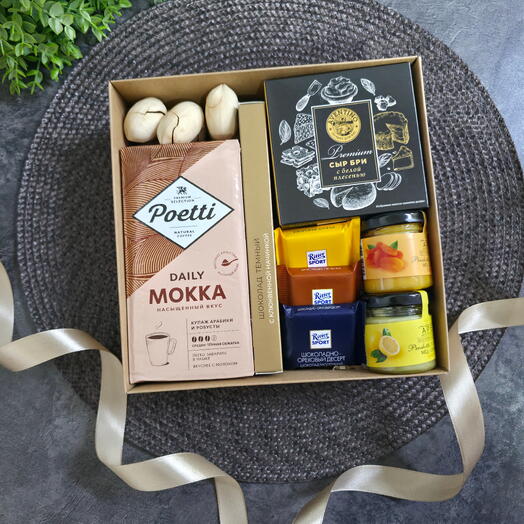 Подарочный набор в коробке: кофе, сыр бри, мед, конфеты ritter sport, шоколад темный и орешки пекан