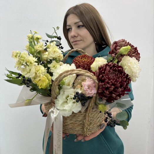 Сборная корзина с эустомой и маттиолой