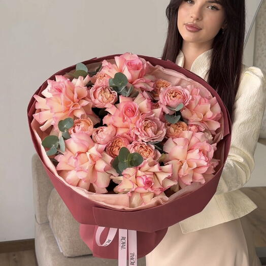 Mixed bouquet of French and spray roses