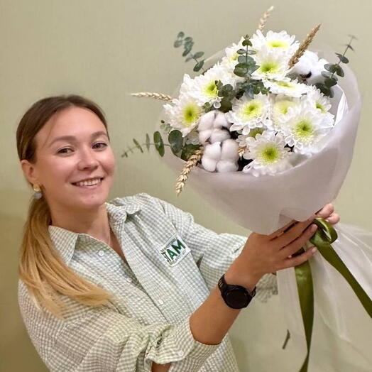Букет из 3 шт. Белых кустовых хризантем в авторской упаковке. Колосья пшеницы 3 шт., ароматный эвкалипт 2 , хлопок 3 шт