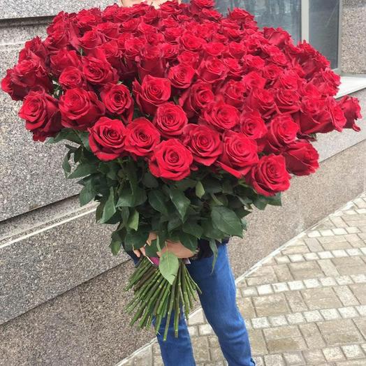 Букет 101 поцелуй в красном