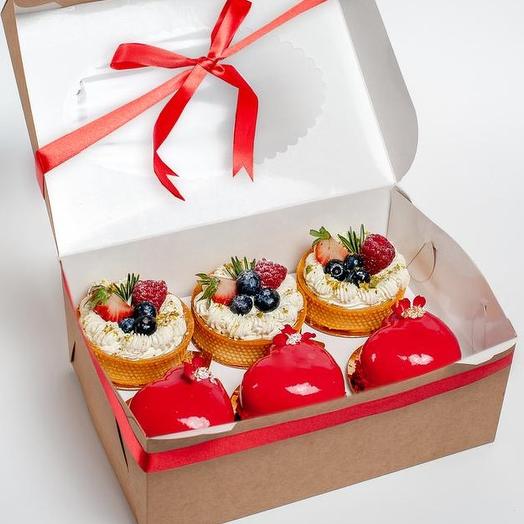 Set of tartlets and cakes