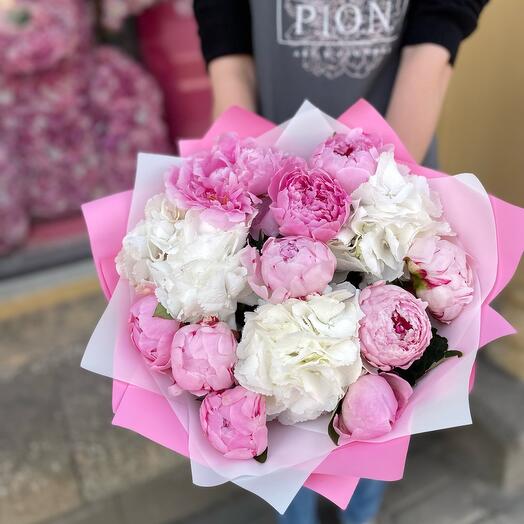 Ramo de hortensias y peonías rosas