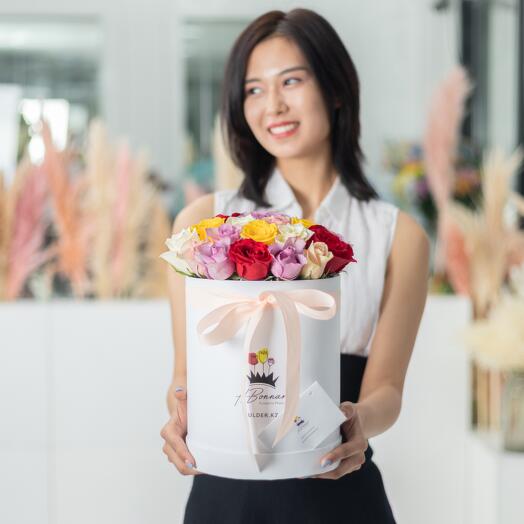 25 микс роз в белой коробке