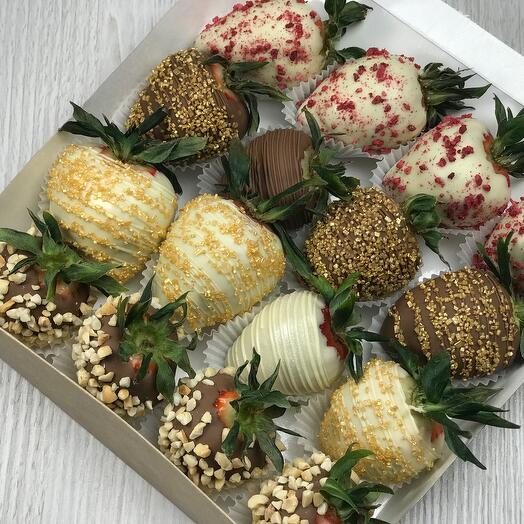 Set of Strawberries in chocolate "Golden patterns"