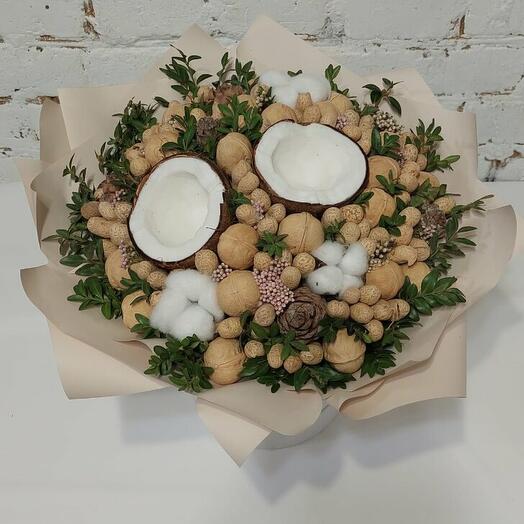 Букет с кокосом, кедровыми шишками и арахисом