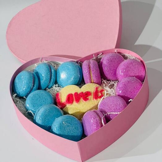 Бокс сердце с бомбочками для ванны макарони и love is