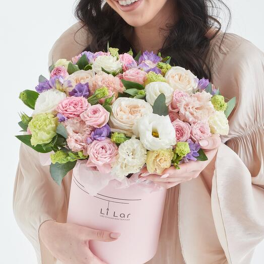 Bouquet of eustoma and roses in a hatbox (61)