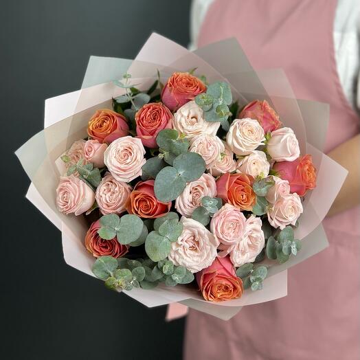Ramo de autor de rosas de peonía de Coral y Rosas de arbustos de crema