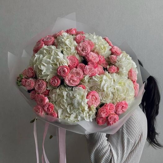 Ramo de hortensias y rosas de peonía arbustiva
