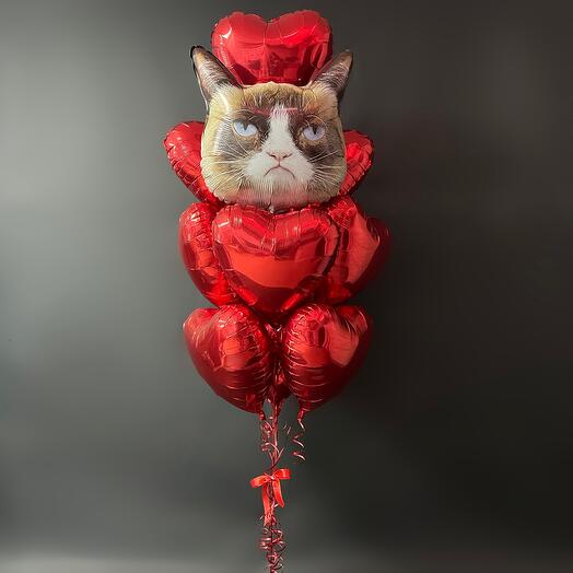 Воздушные шары красные сердца и сердитый кот Grumpy cat