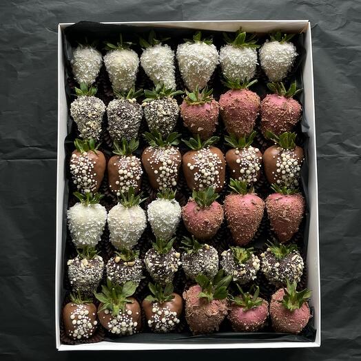 XL-size box 36 chocolate covered strawberries 36 клубник в шоколаде