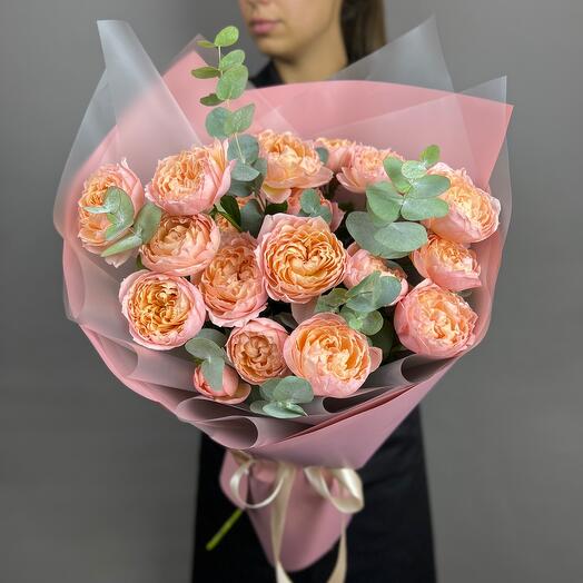 Моно букет 145 из 5 кустовых пионовидных роз сорта Julietta с эвкалиптом