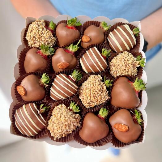 Strawberry box with milk chocolate and nuts