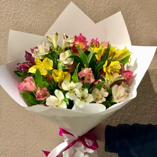 Букет из разноцветной альстромерии