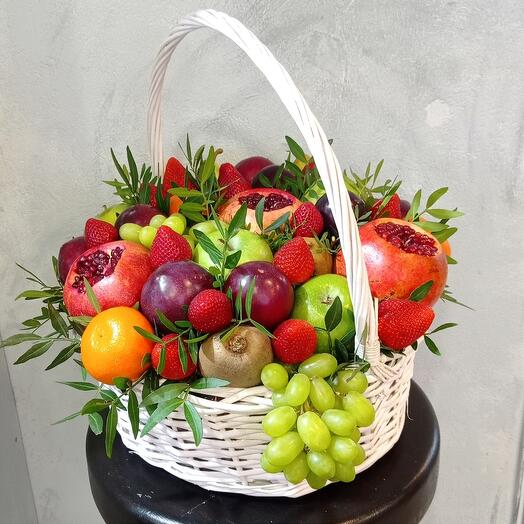 Корзина с фруктами и клубникой