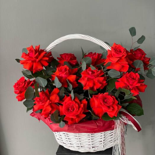 Корзина алых французских роз