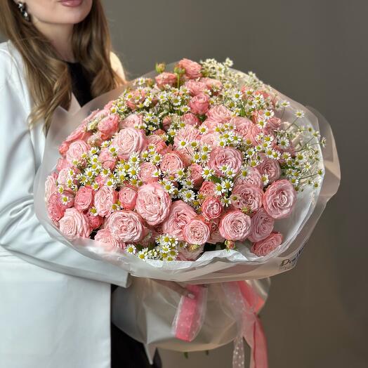 Gran ramo de rosas en forma de peonía y manzanilla