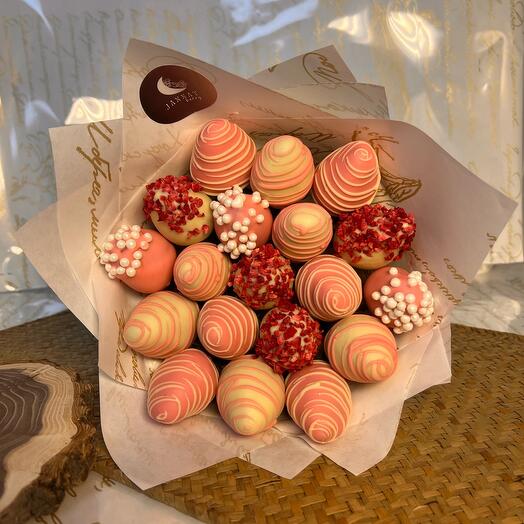 Bouquet of chocolate-covered strawberries "Zephyr S"