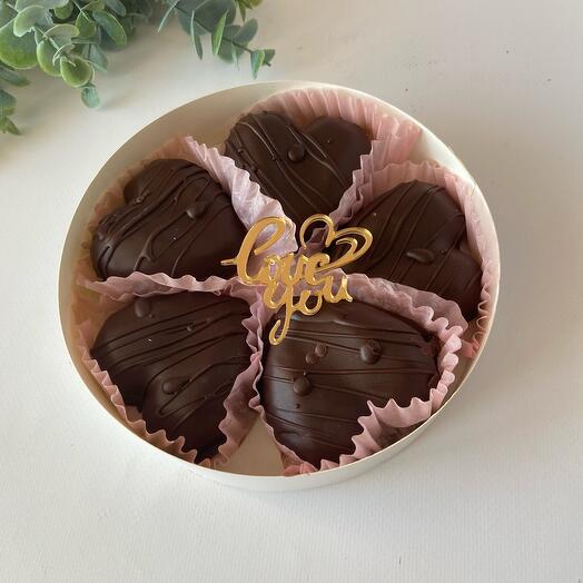 Пирожное в форме сердец с топпером «я люблю тебя»