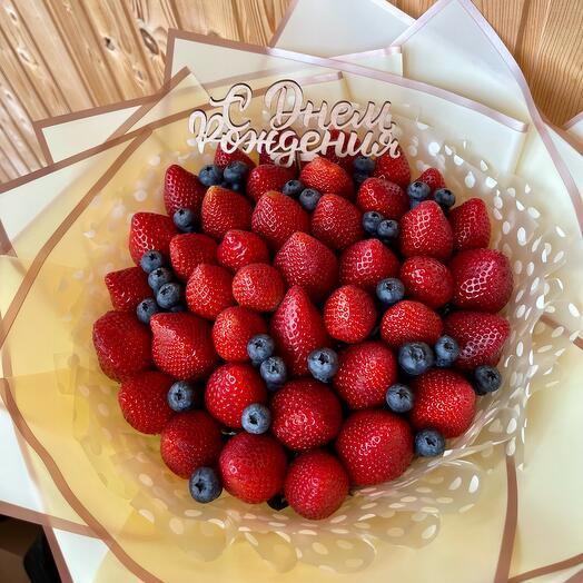 Букет из клубники с голубикой Любовь