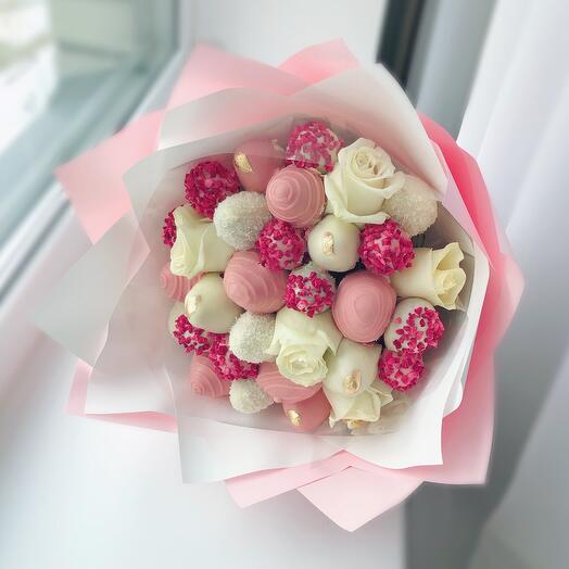 Bouquet of chocolate-covered strawberries size-M 500 grams (21-25 berries) with white roses "Dream"