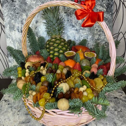 85. Корзина с сухофруктами и фруктами