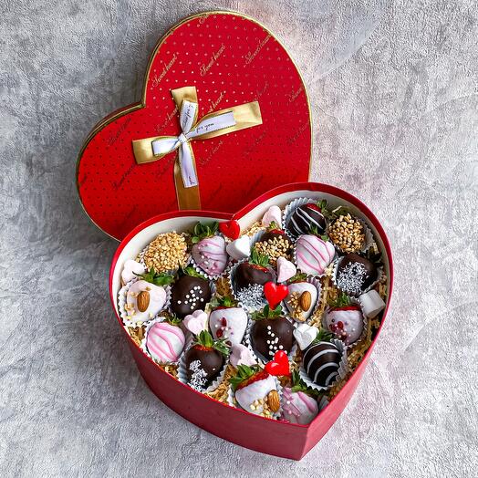 Клубника в шоколаде (26x26 см) ≈17 шт на день рождения