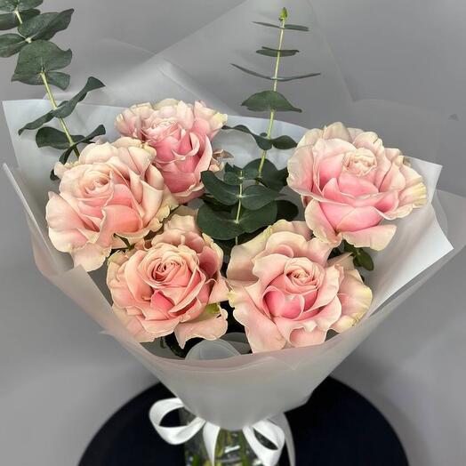Delicado ramo de 5 rosas Francesas con eucalipto en paquete