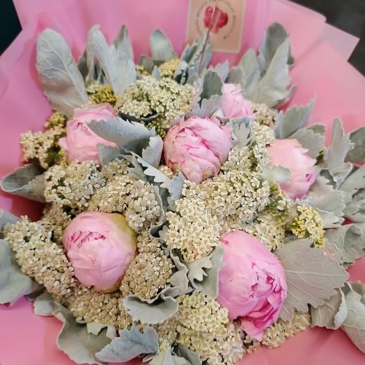 Media decena de peonias rosas y follajes