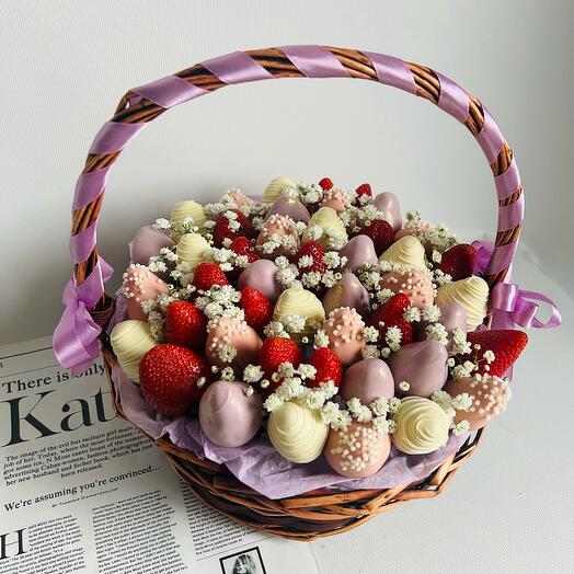 Букет из клубники в корзине
