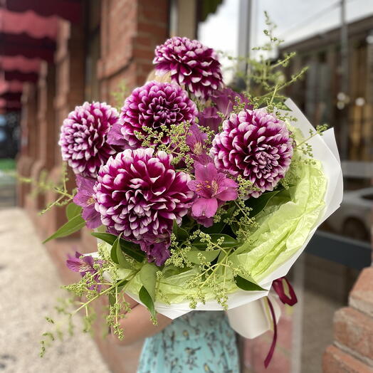 Bouquet with five dahlias