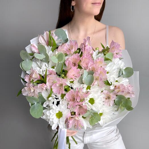 Нежный букет: кустовая хризантема ромашка, альстромерия и эвкалипт