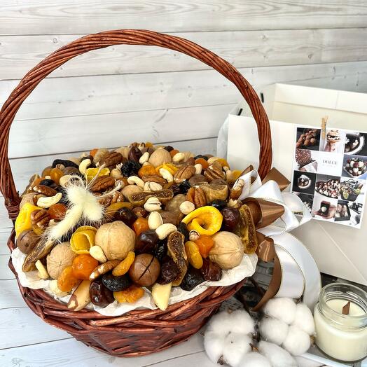 Cesta de nueces y frutas secas