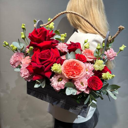 Цветы в ящике "Алладин" (французская роза, пионовидная роза, эустома, диантус / гвоздика, эвкалипт, роза Кения)