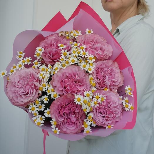 Букет из роз сорта Кантри Блюз и кустовых ромашек