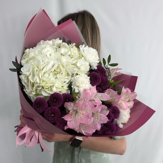 Букет с белой гортензией