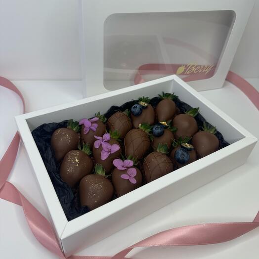 Клубника в шоколаде Box 15 с цветами