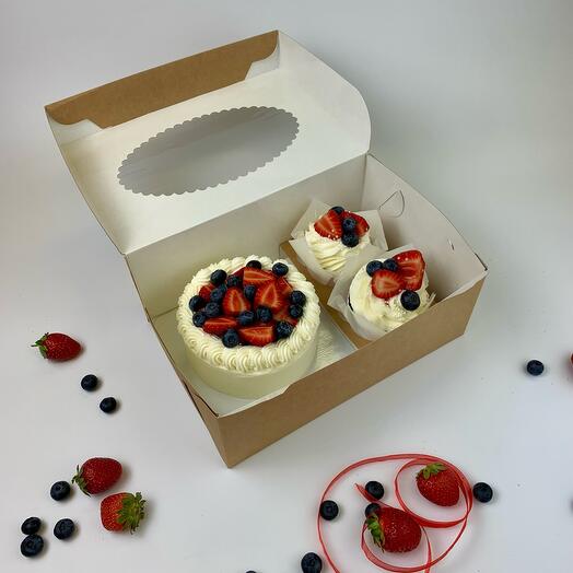 Комбо-набор бенто-торт и капкейки со свежими клубникой, голубикой, начинкой и сливочным кремом (2 шт)