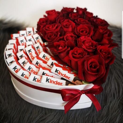 Розы в коробке с киндер шоколадками