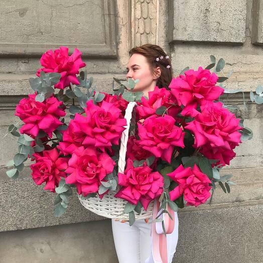 Плетёная корзина  с французскими розами и эвкалиптом (13)