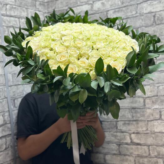 Рускус с белыми розами (101шт)