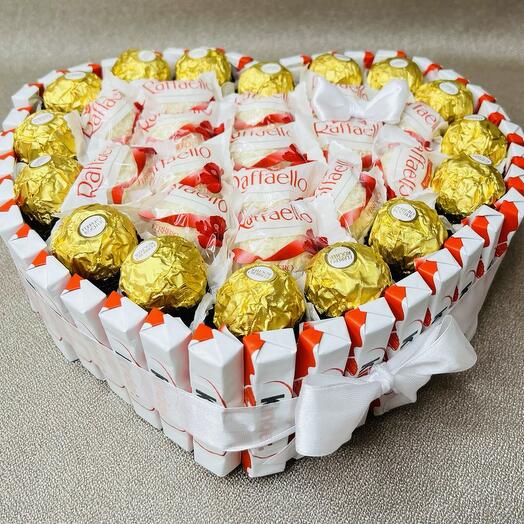 Букет в виде сердца из Raffaello, Ferrero Rocher и шоколада Kinder