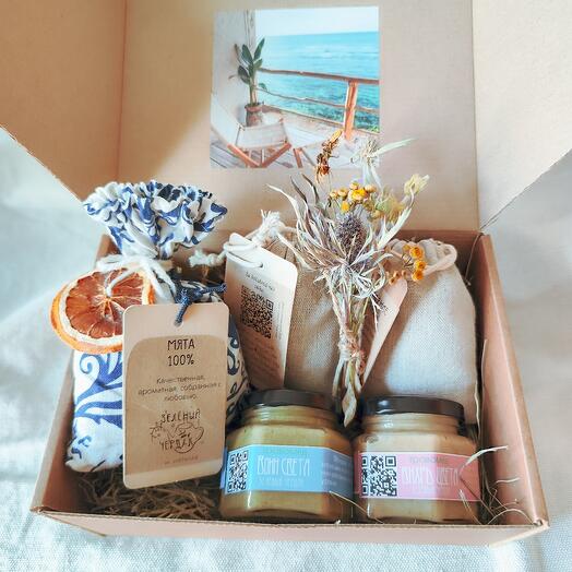 Подарочный набор с чаем и мёдом с заботой о коллеге